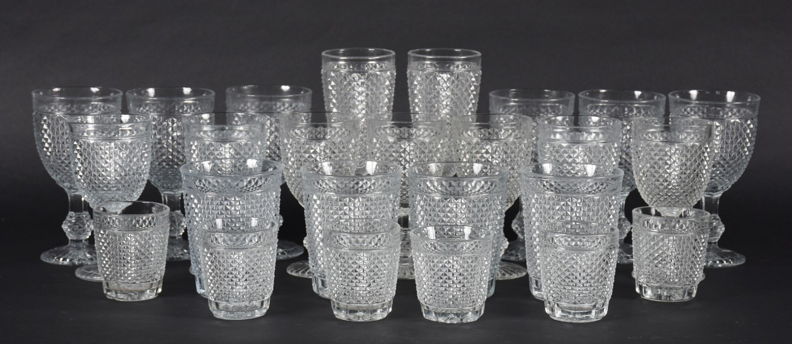 Serviço de copos lapidação "bico de jaca" composto de: 2 flutes, 6... - foto 3 de 4