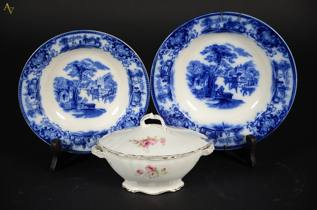 Dois pratos em porcelana azul borrão (diam.25 e 22 cm) e pequena...
