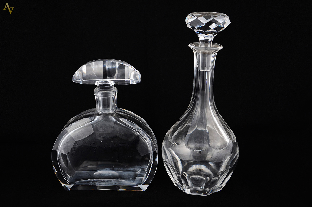 Duas garrafas de cristal francês, lapidação dedão. Alturas: 21 e 28 cm