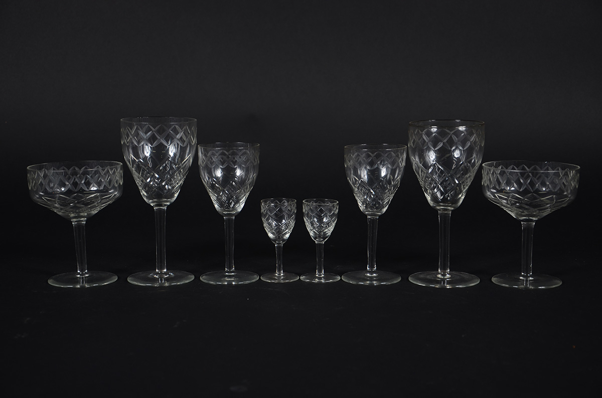 Serviço de cristal constando de: 8 taças para champagne, 7 para água...