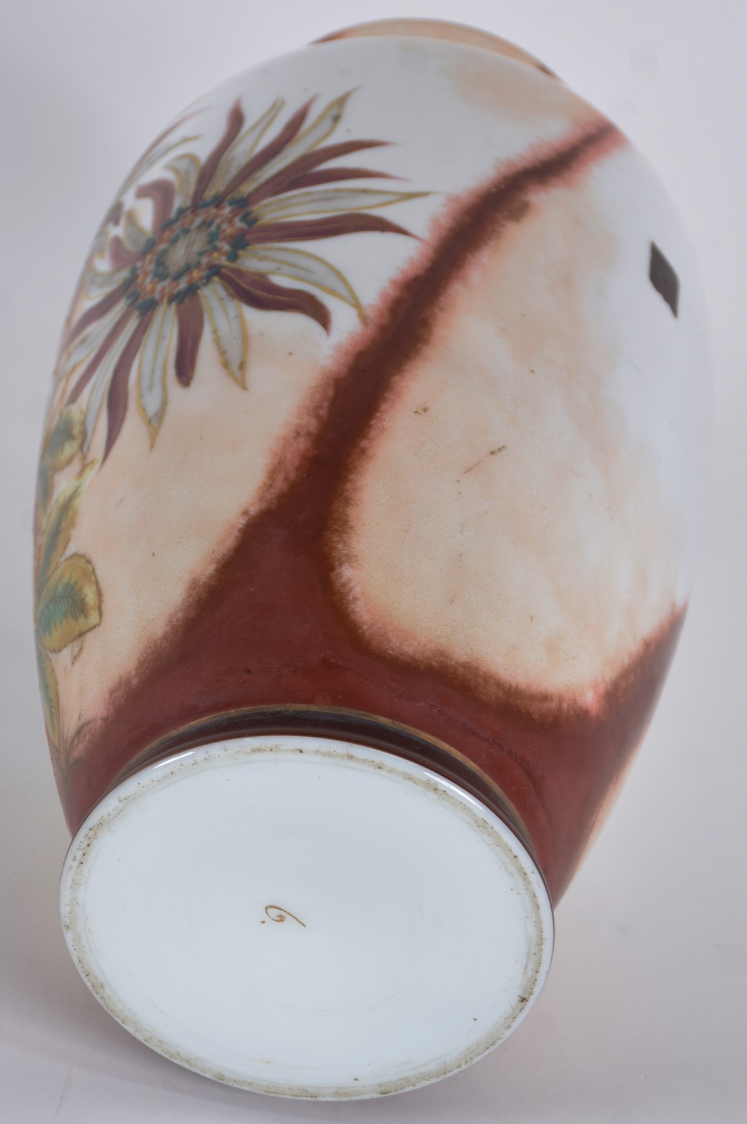 Vaso de opalina decorado com flores em policromia. - foto 3 de 5