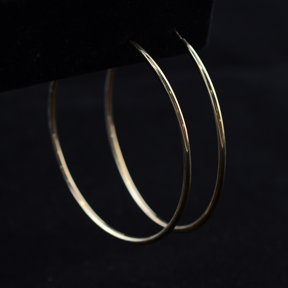 Par de argolas em ouro 18k. Peso: 8.8g.