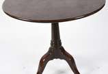 Mesa tilp top inglesa de madeira nobre, feitio ... - Mesa tilp top inglesa de madeira nobre, feitio redondo, base na forma de tripé (um dos pés colado).