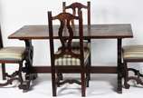 Conjunto de mesa de jantar de madeira nobre, es... - Conjunto de mesa de jantar de madeira nobre, estilo colonial brasileiro, pernas recortadas ligadas por trave inferior, acompanham 4 cadeiras com...