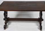 Conjunto de mesa de jantar de madeira nobre, es... - Conjunto de mesa de jantar de madeira nobre, estilo colonial brasileiro, pernas recortadas ligadas por trave inferior, acompanham 4 cadeiras com...
