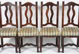 Conjunto de mesa de jantar de madeira nobre, es... - Conjunto de mesa de jantar de madeira nobre, estilo colonial brasileiro, pernas recortadas ligadas por trave inferior, acompanham 4 cadeiras com...
