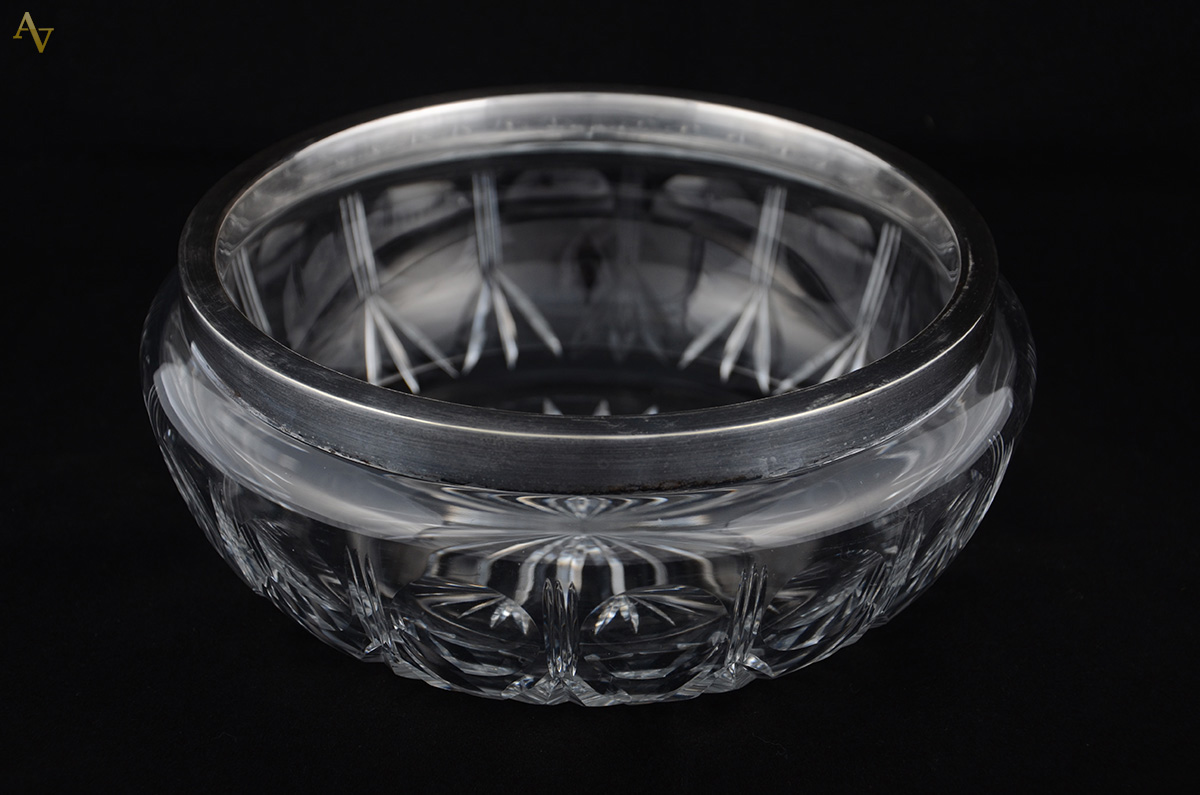 Bowl em cristal com borda em metal. Altura: 9 cm. Diâmetro: 23 cm