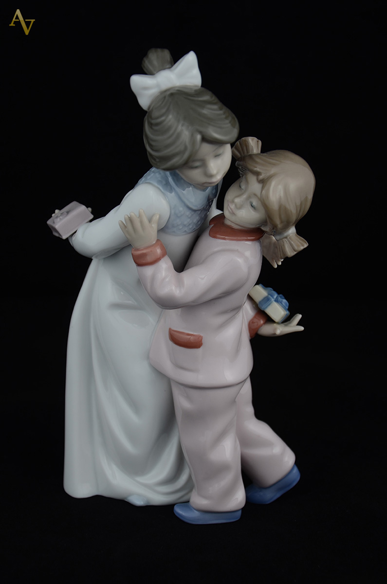NAO - Escultura em porcelana espanhola representando mãe e filha... - foto 1 de 2