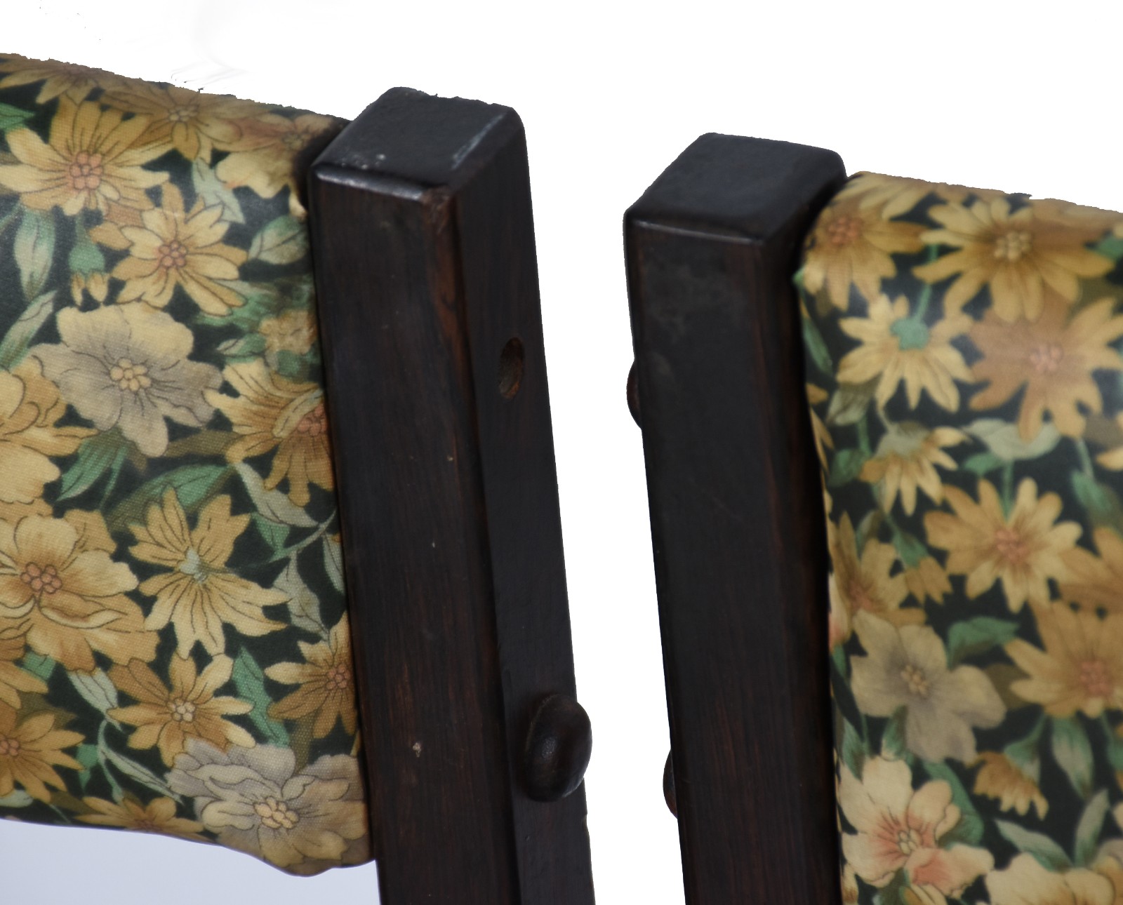 Quatro cadeiras de madeira nobre, estofamento floral, ANOS 60... - foto 4 de 5