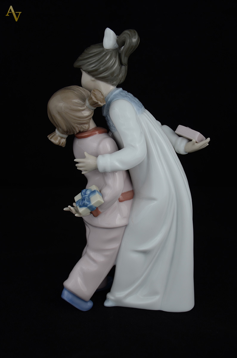 NAO - Escultura em porcelana espanhola representando mãe e filha... - foto 2 de 2