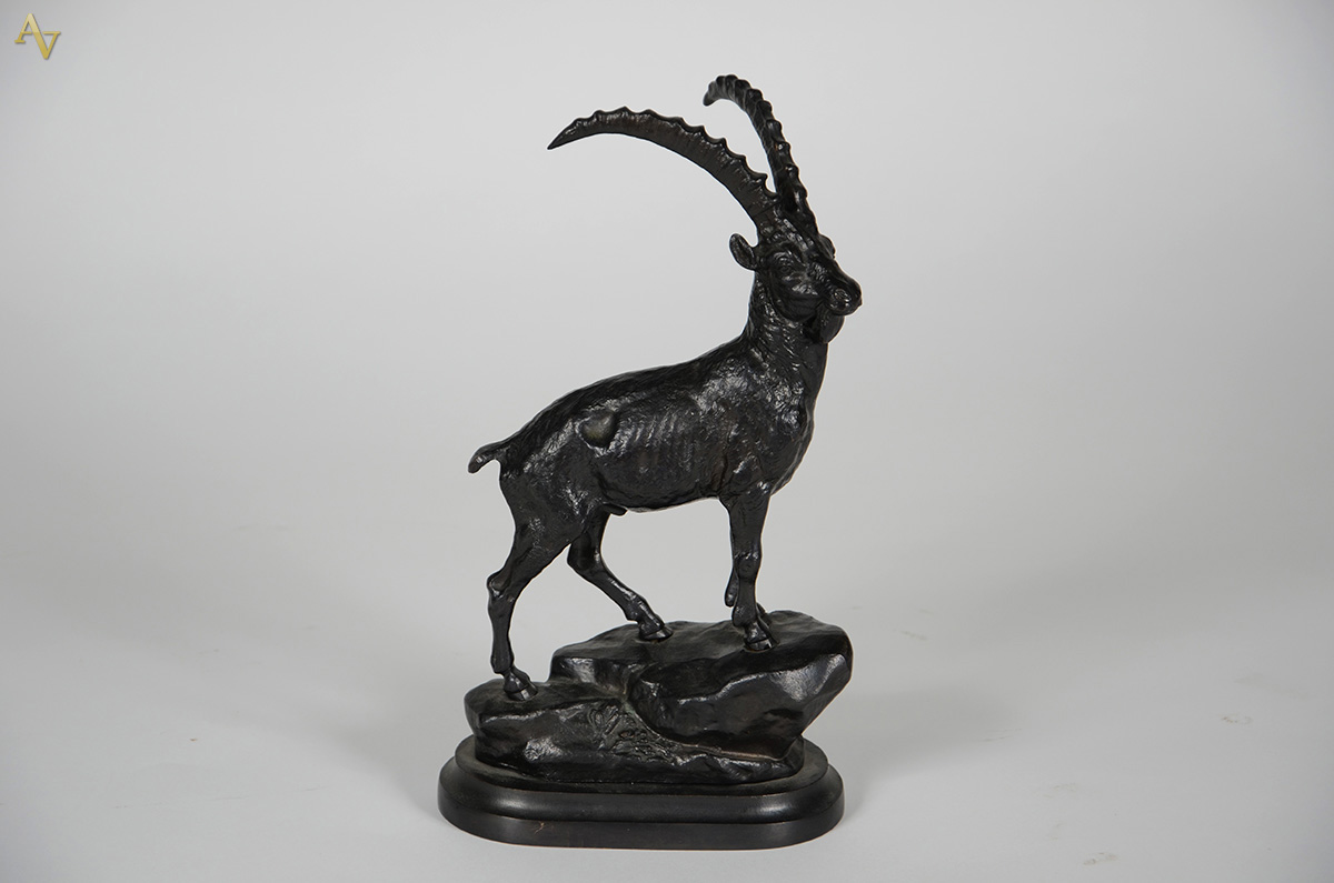 A K. KORNILUK - Escultura em bronze representando Carneiro. Altura... - foto 1 de 3