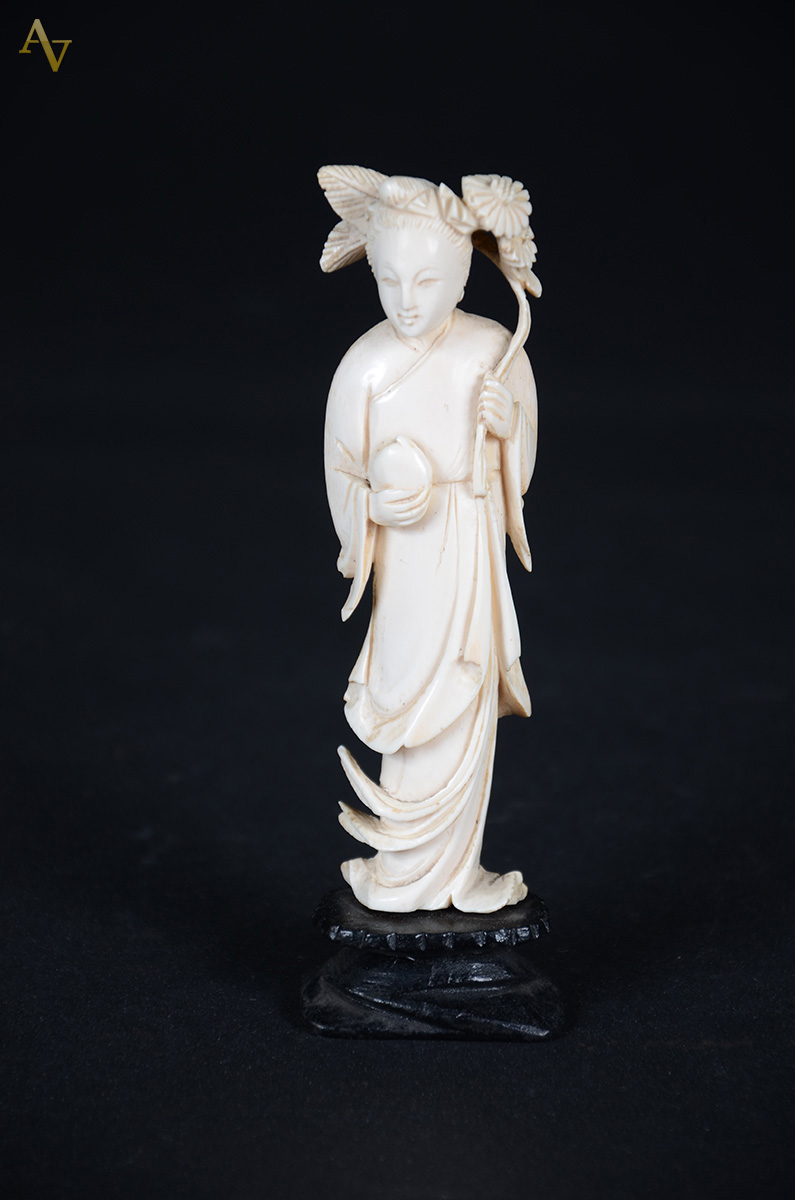 Estatueta em marfim representando Gueixa. Altura: 15 cm - foto 1 de 2