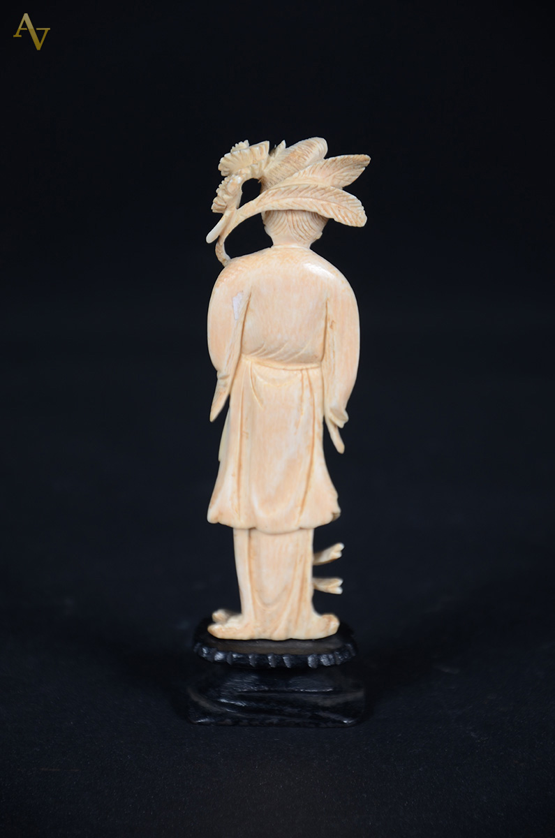 Estatueta em marfim representando Gueixa. Altura: 15 cm - foto 2 de 2