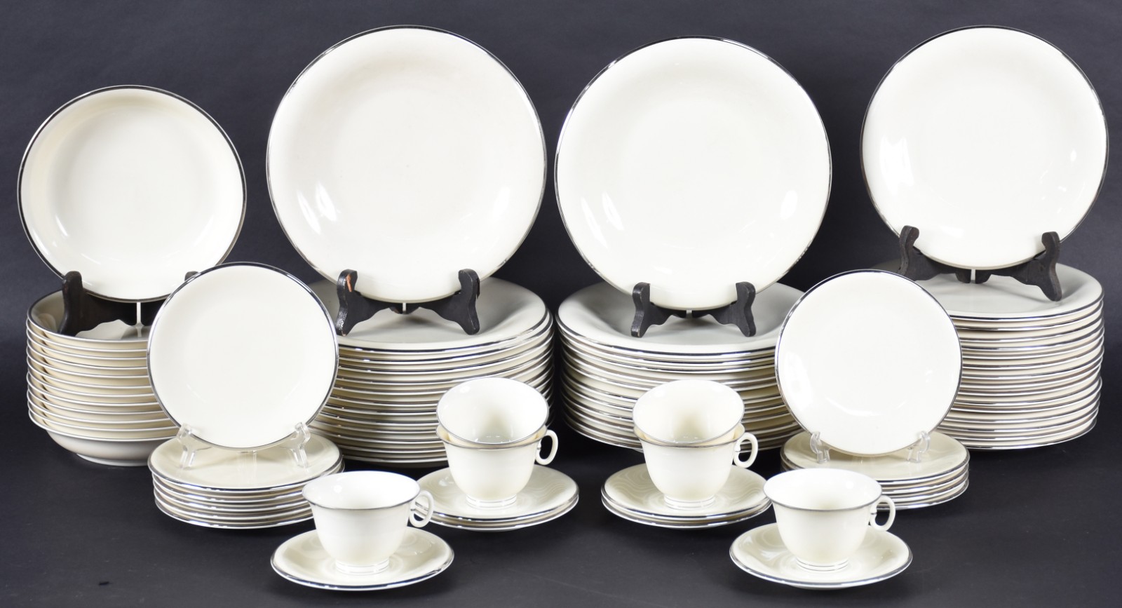 Aparelho de jantar e café de porcelana tcheca PIRKEN HAMMER, na cor... - foto 1 de 6