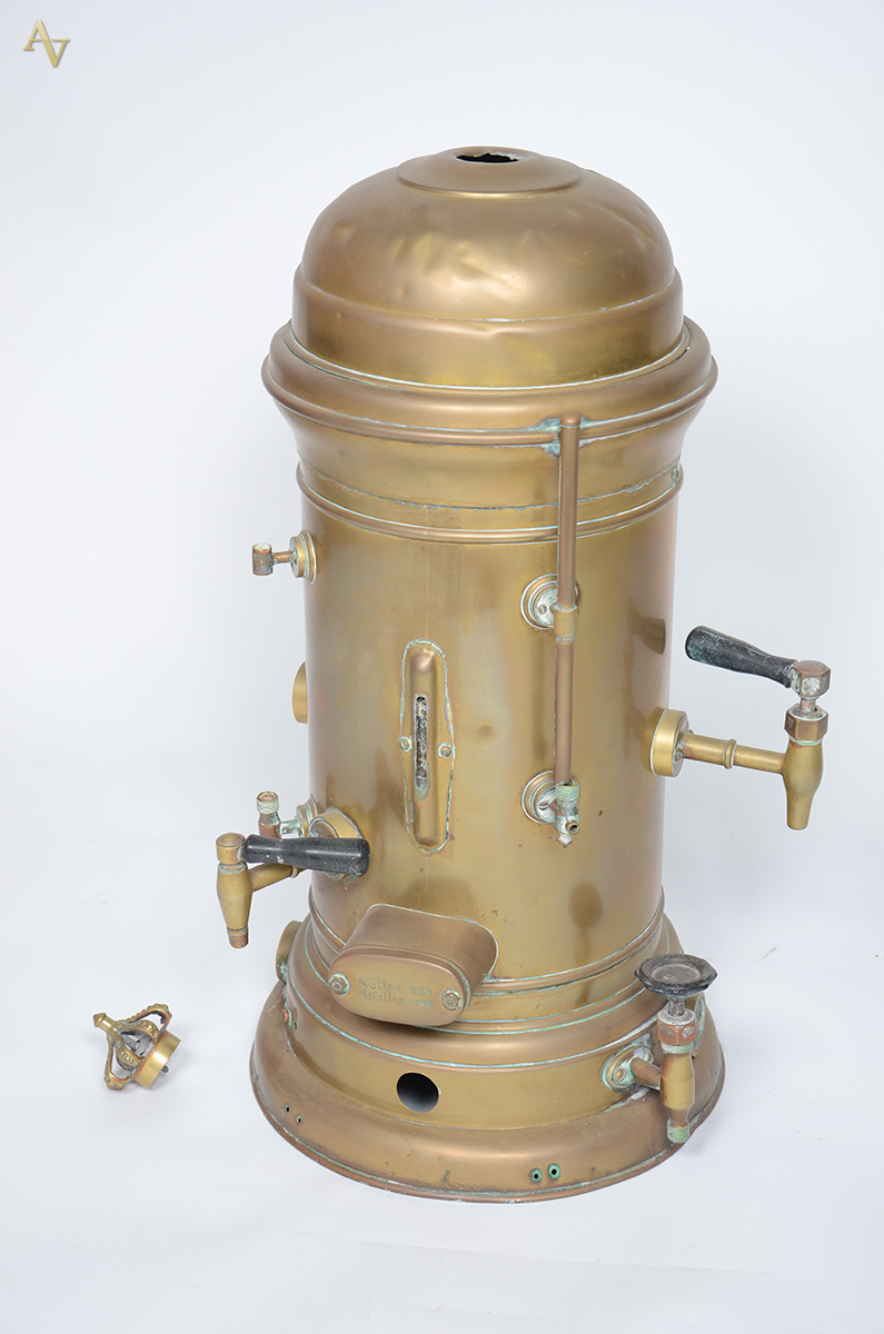 Antiga cafeteira de metal dourado. Altura 78 cm (arremate superior...
