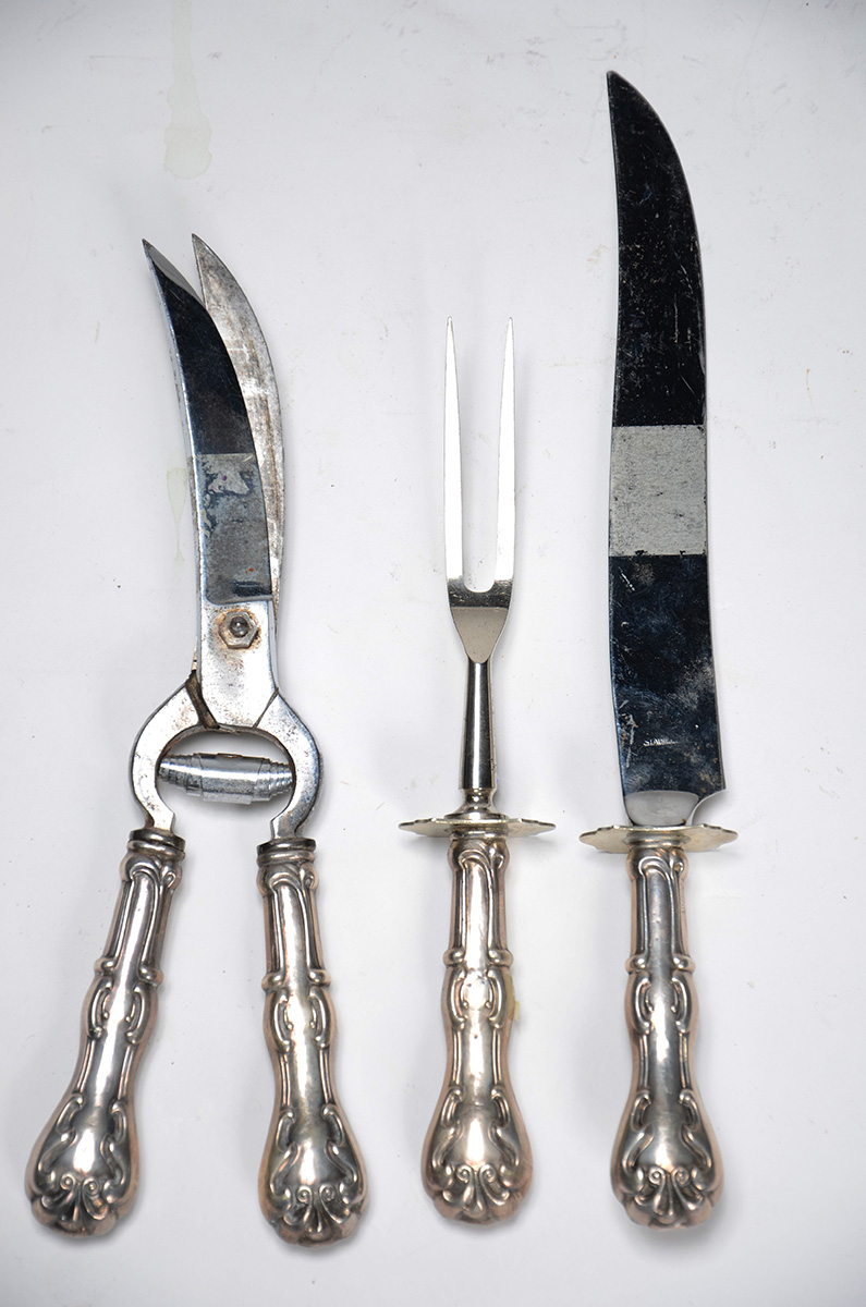 Três talheres (trinchante) em prata baixa Sterling Weighted.