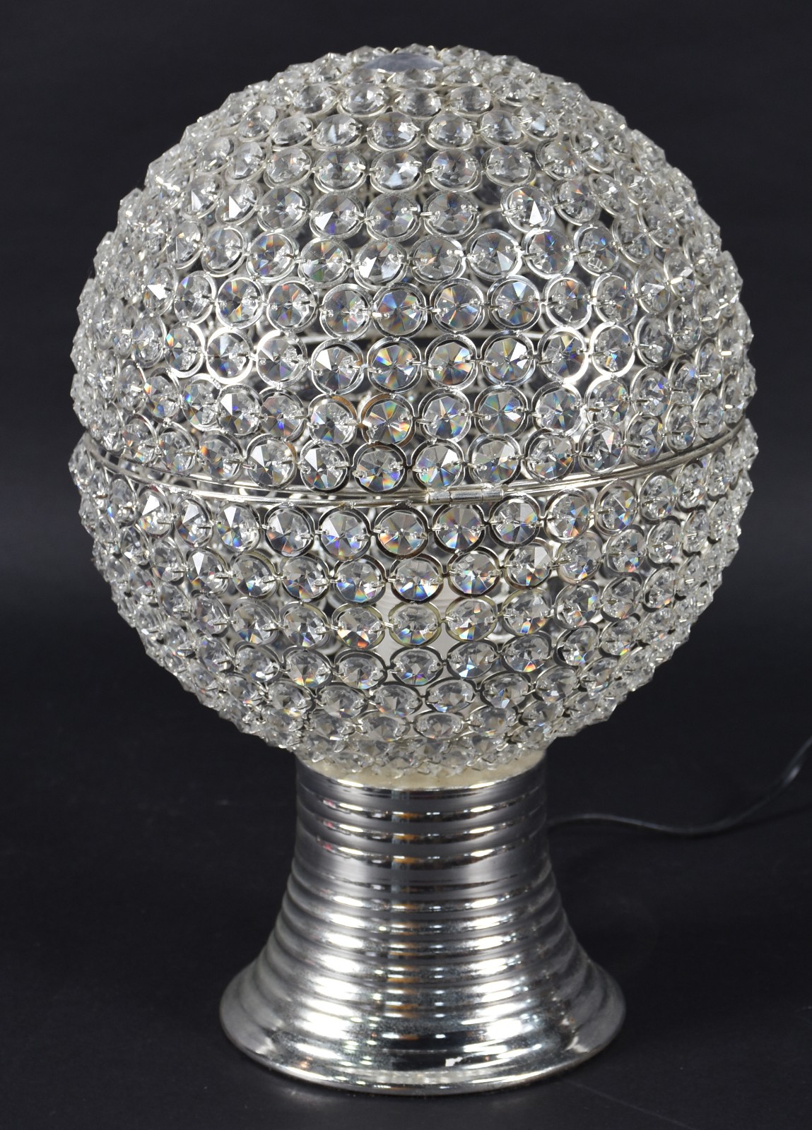 Luminária feitio globo com contas facetadas e base de metal. - foto 1 de 4