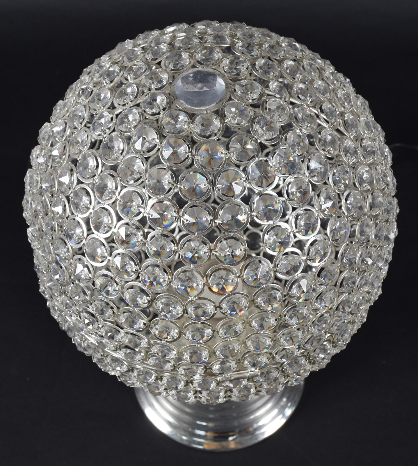Luminária feitio globo com contas facetadas e base de metal. - foto 2 de 4