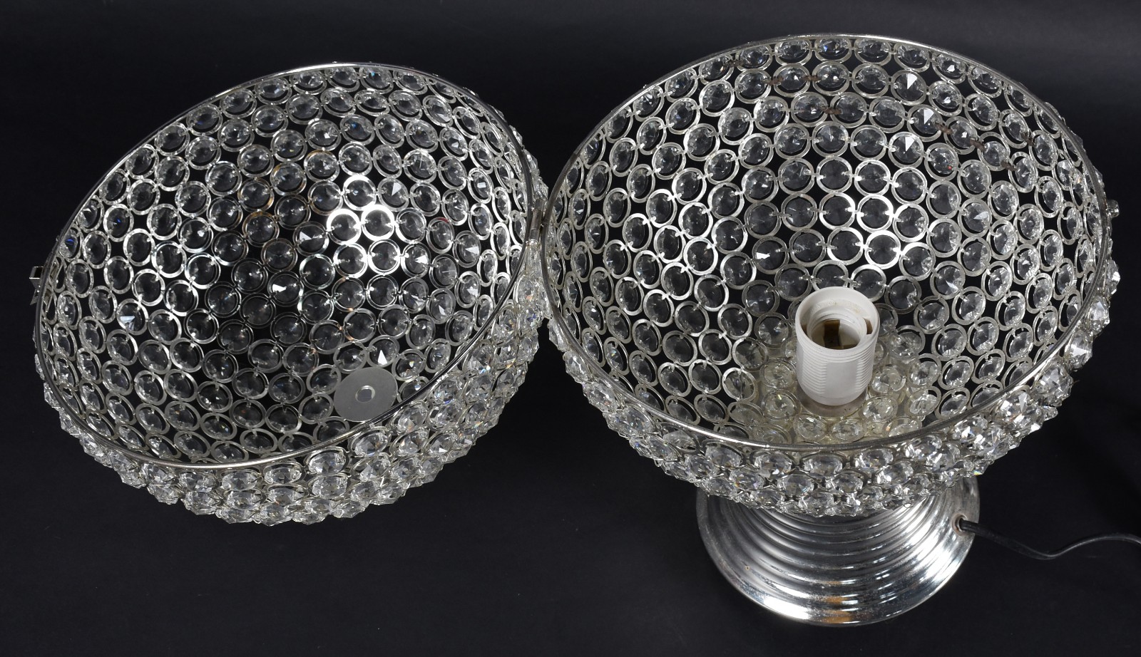 Luminária feitio globo com contas facetadas e base de metal. - foto 4 de 4