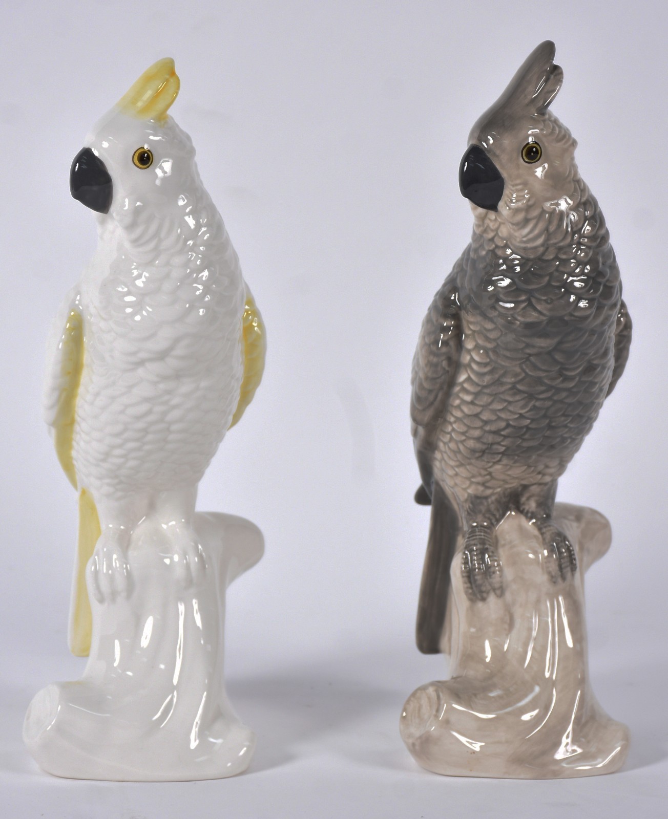 Duas estatuetas de cerâmica representando cacatuas nas cores branca e... - foto 1 de 5
