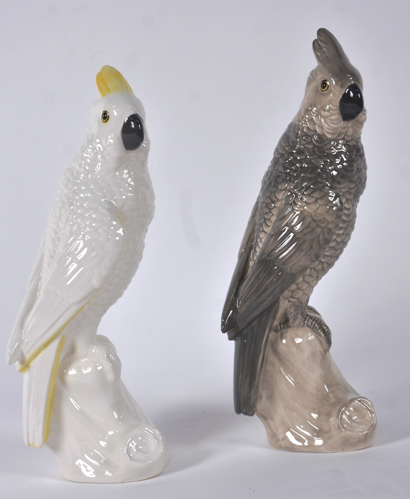 Duas estatuetas de cerâmica representando cacatuas nas cores branca e... - foto 2 de 5