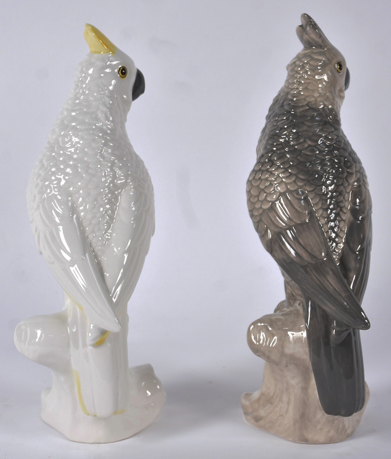 Duas estatuetas de cerâmica representando cacatuas nas cores branca e... - foto 4 de 5