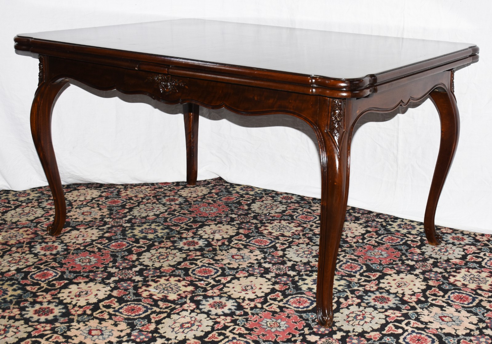 Mesa de jantar de madeira nobre estilo Luis XV, feitio retangular com... - foto 2 de 7