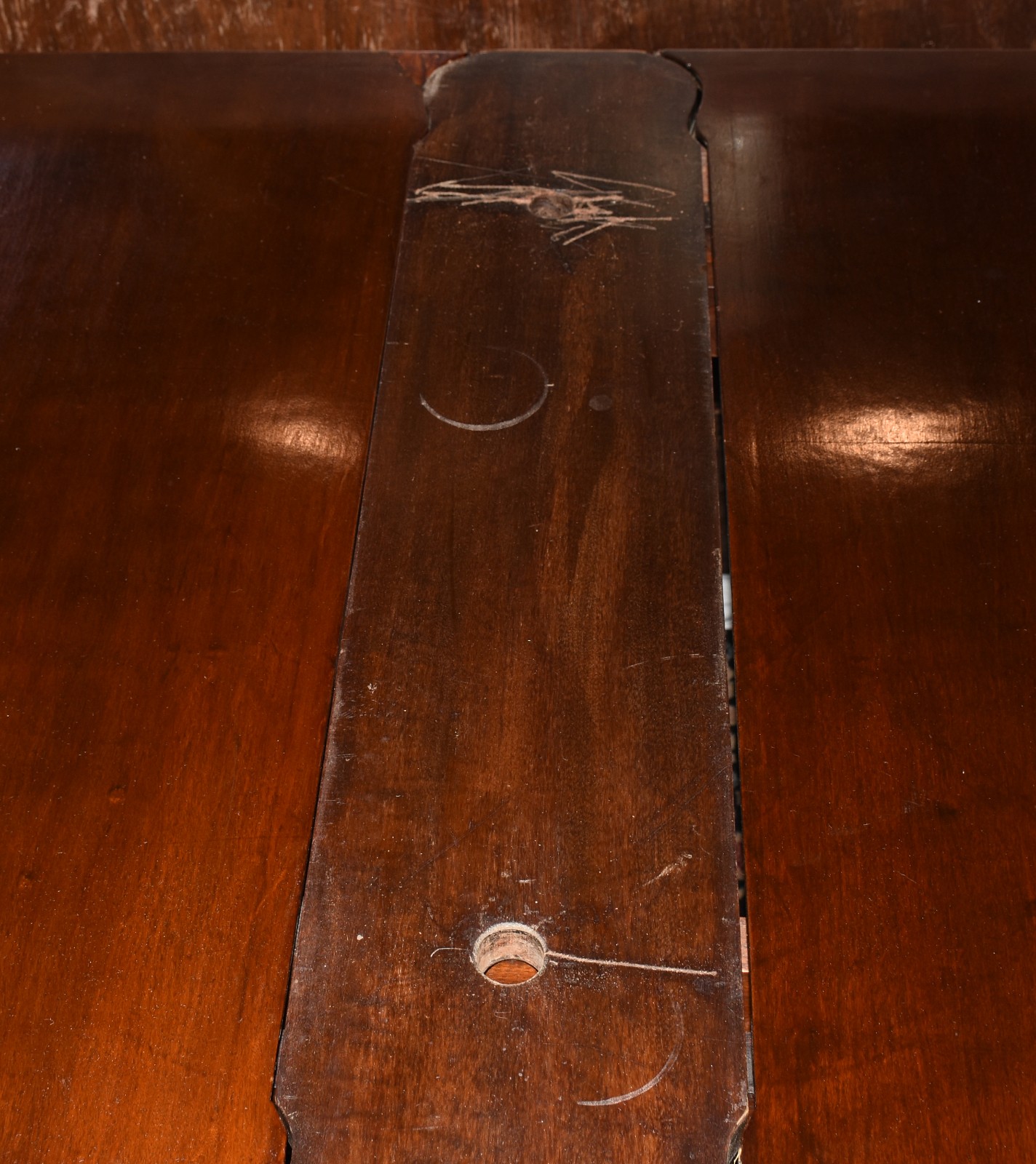 Mesa de jantar de madeira nobre estilo Luis XV, feitio retangular com... - foto 7 de 7