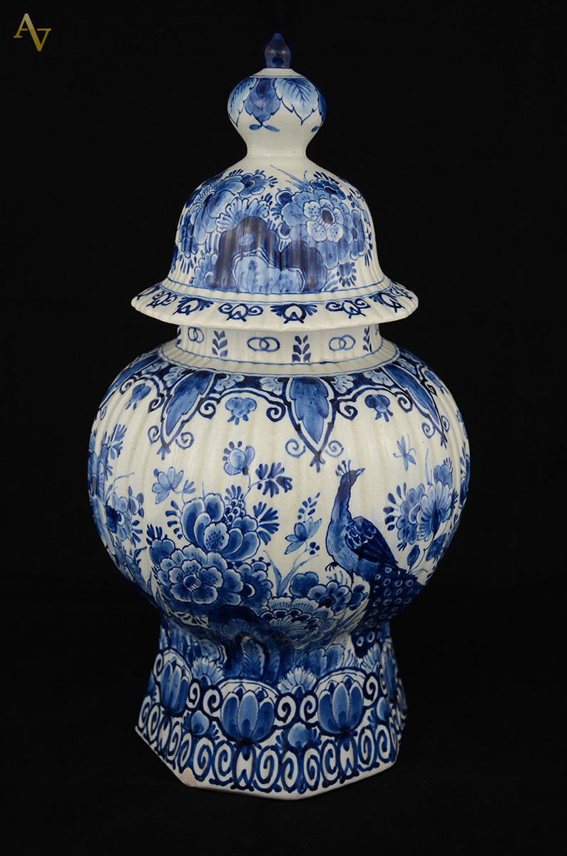 Potiche em faiança Delft azul e branca, base oitavada. Altura: 37 cm - foto 1 de 2