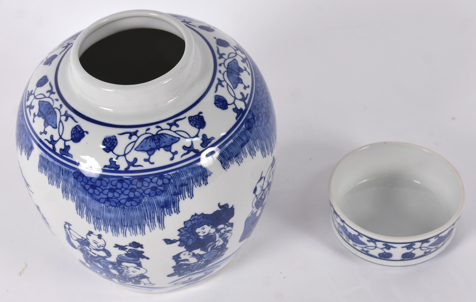Potiche Oriental de porcelana decorada com figuras típicas em azul e... - foto 2 de 4