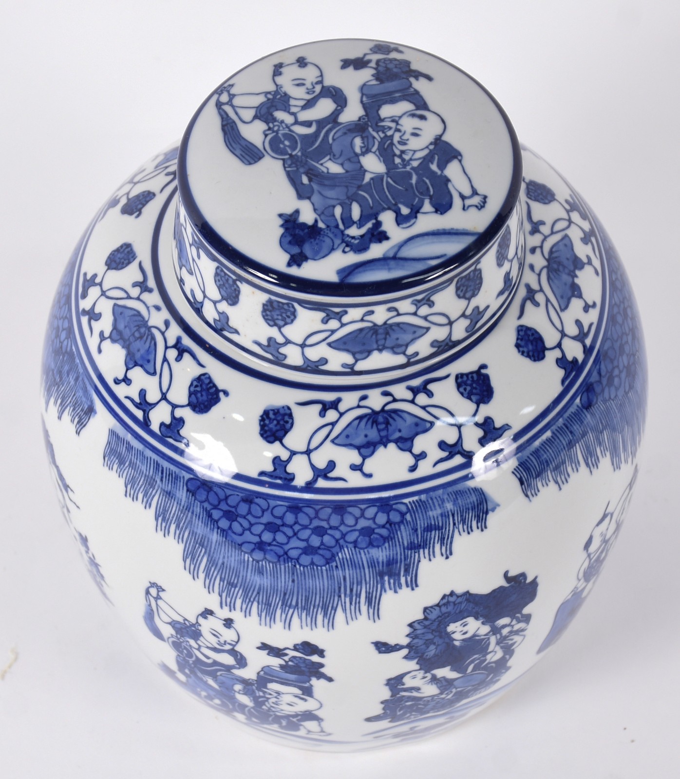 Potiche Oriental de porcelana decorada com figuras típicas em azul e... - foto 3 de 4