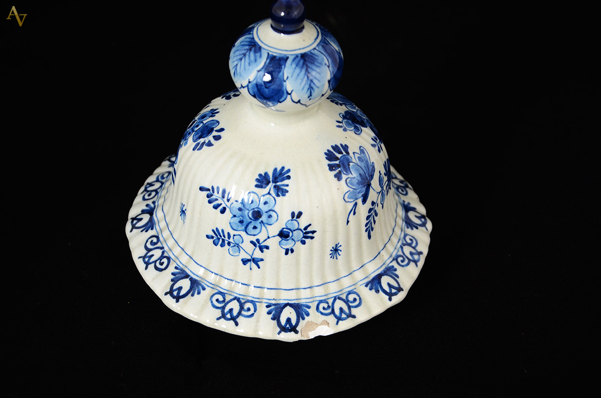 Potiche em faiança Delft azul e branca, base oitavada. Altura: 37 cm - foto 2 de 2