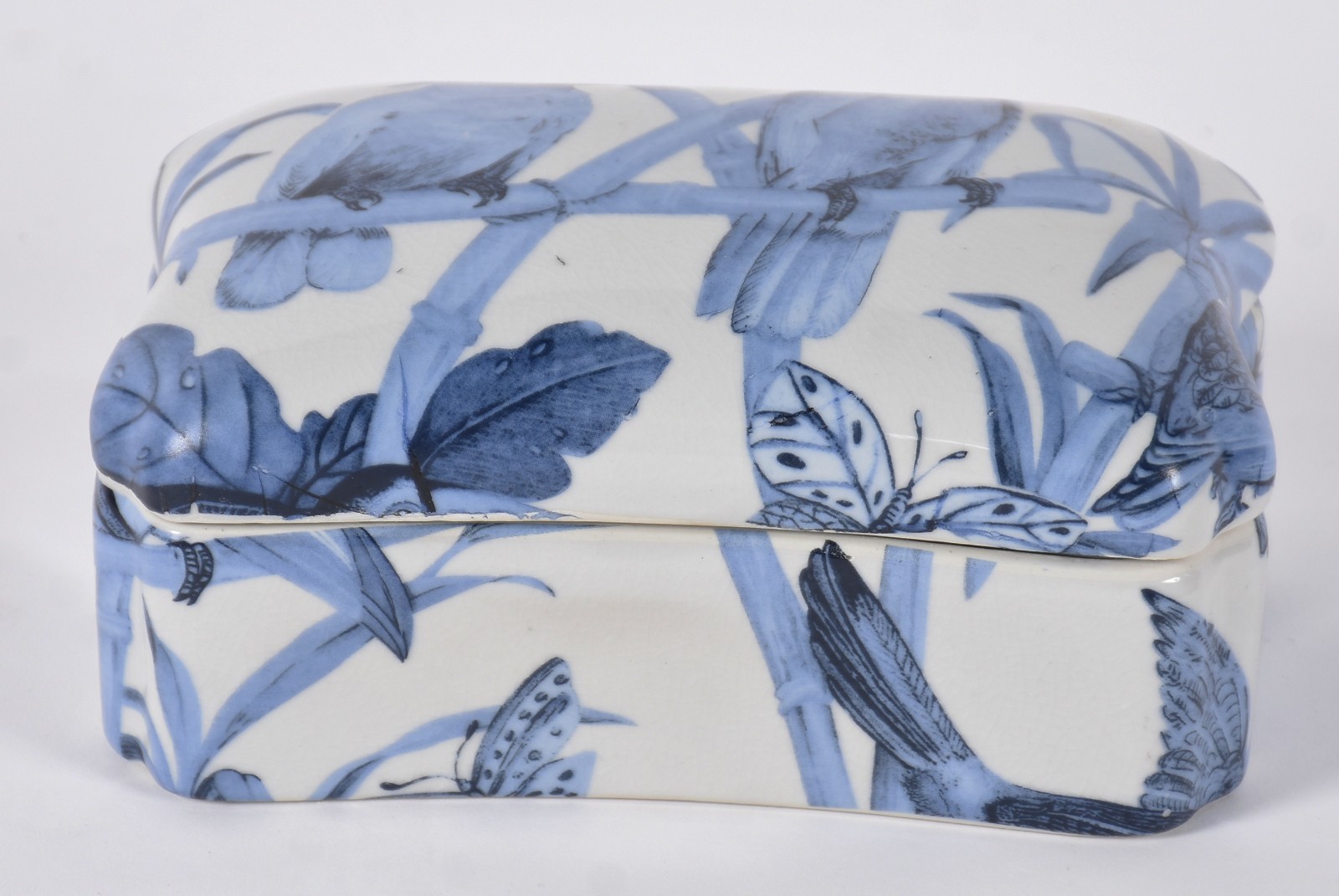 Caixa de porcelana decorada com borboletas e folhagens em azul e... - foto 1 de 4