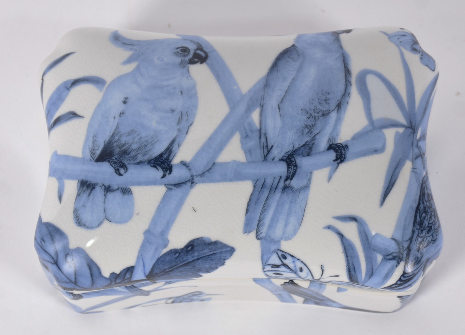 Caixa de porcelana decorada com borboletas e folhagens em azul e... - foto 2 de 4