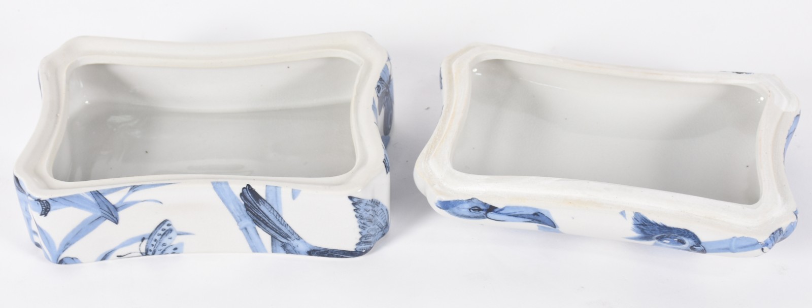 Caixa de porcelana decorada com borboletas e folhagens em azul e... - foto 3 de 4