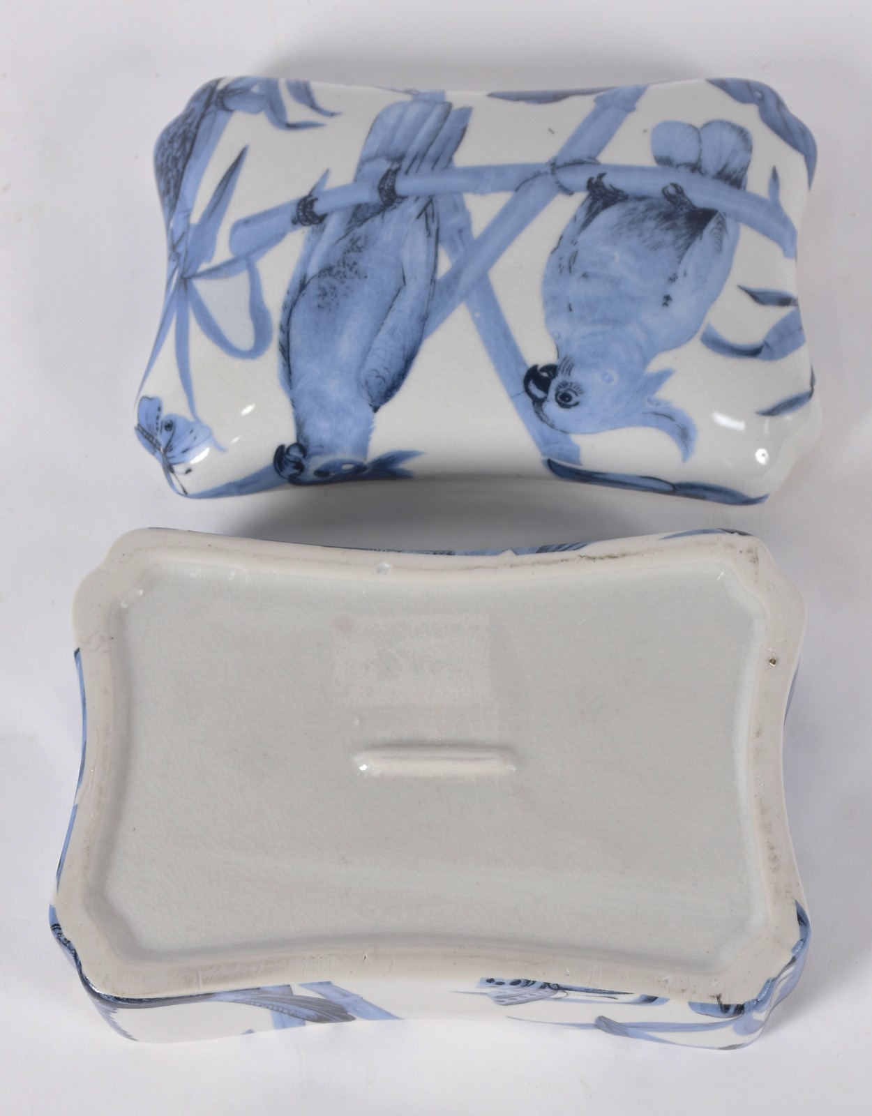 Caixa de porcelana decorada com borboletas e folhagens em azul e... - foto 4 de 4