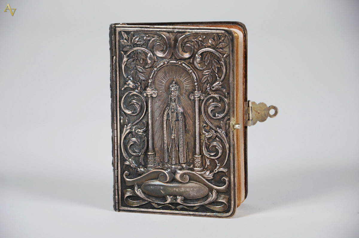 Antigo Missal com capa em prata, med.10 x 7 cm. - foto 1 de 2