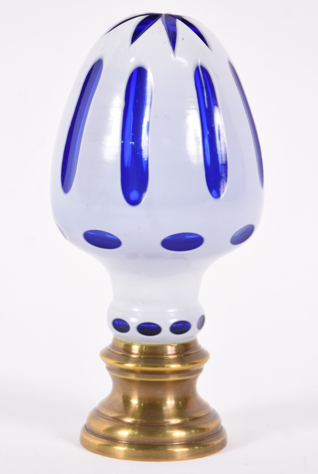 Pinha de vidro overlay azul e branco com base de metal dourado. - foto 1 de 3