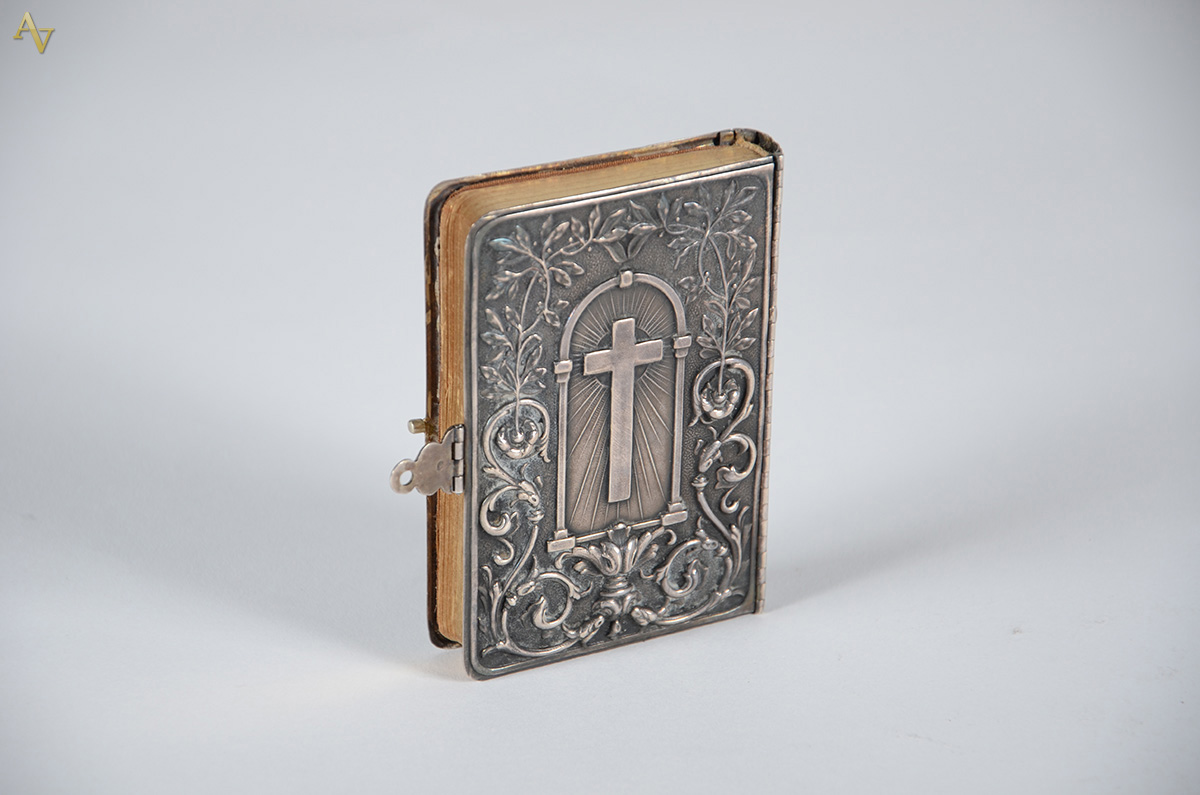 Antigo Missal com capa em prata, med.10 x 7 cm. - foto 2 de 2