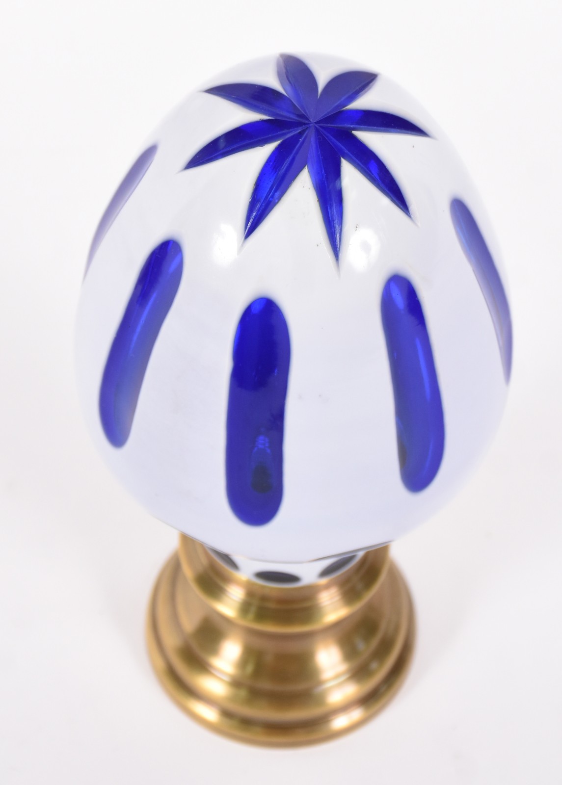 Pinha de vidro overlay azul e branco com base de metal dourado. - foto 2 de 3