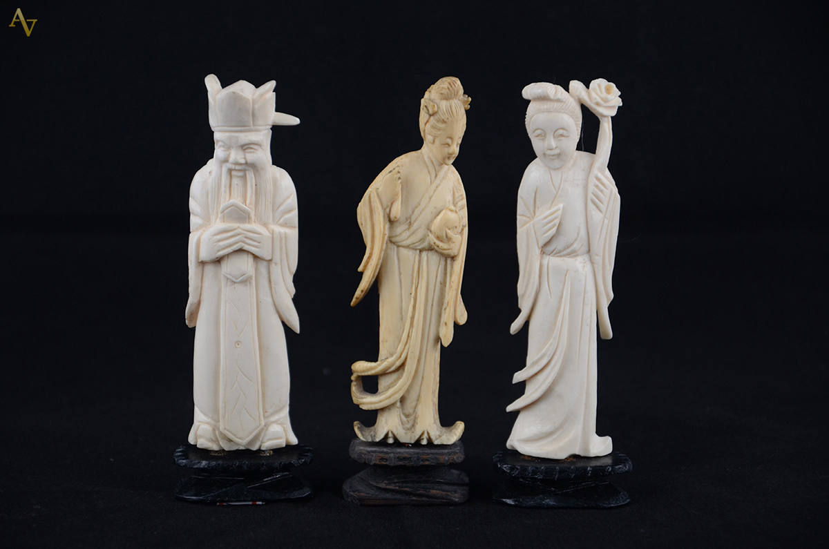 Lote com três estatuetas em marfim representando Ancião, Dama com... - foto 1 de 2