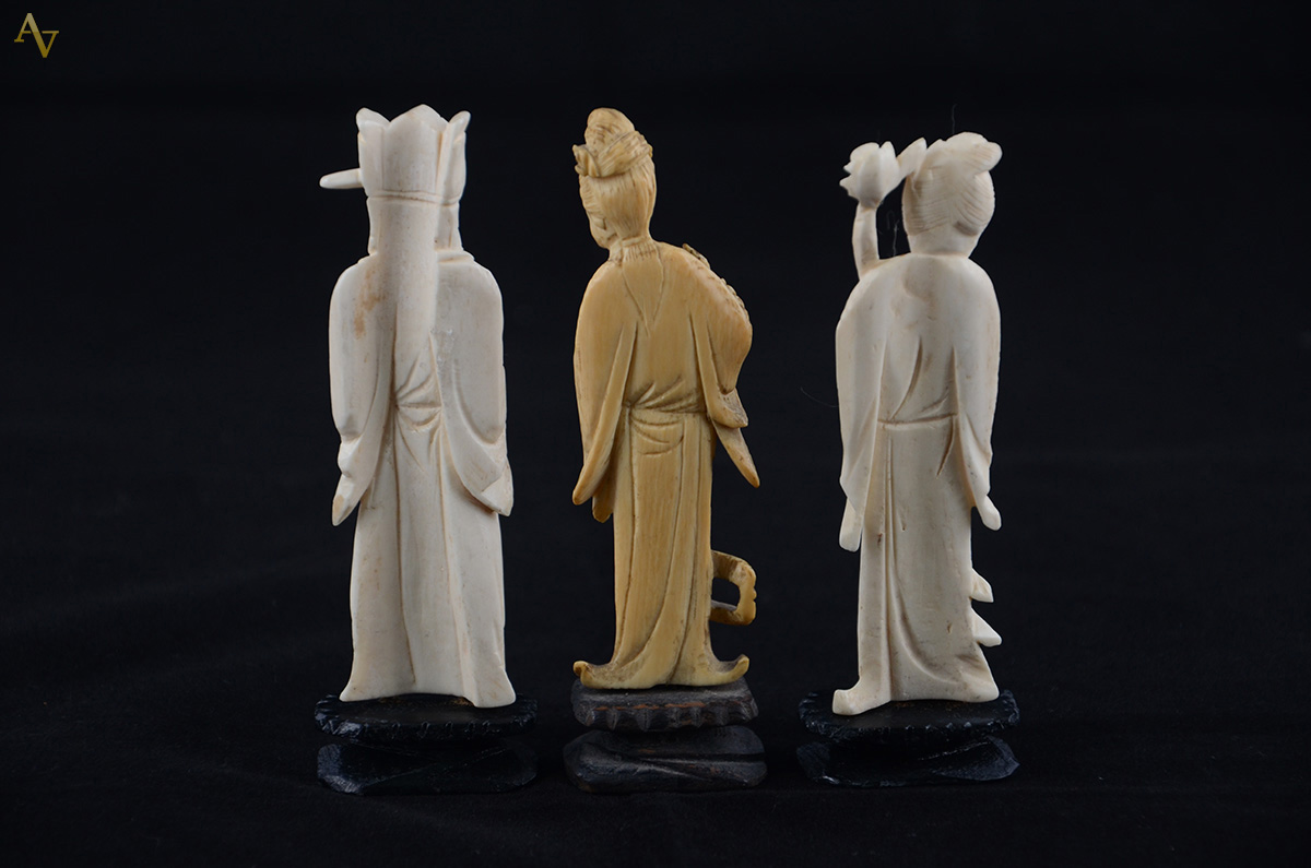 Lote com três estatuetas em marfim representando Ancião, Dama com... - foto 2 de 2