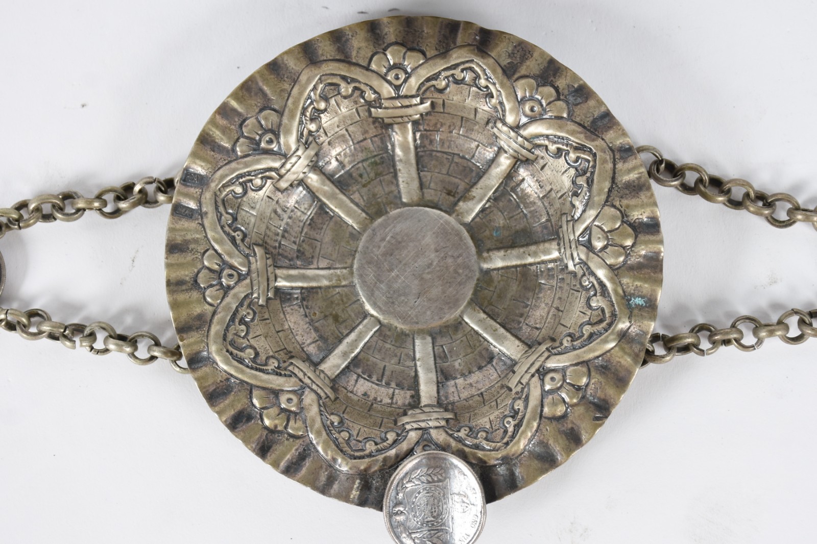 Dois cinzeiros de prata contrastada, com moedas, para braços de sofá... - foto 3 de 8