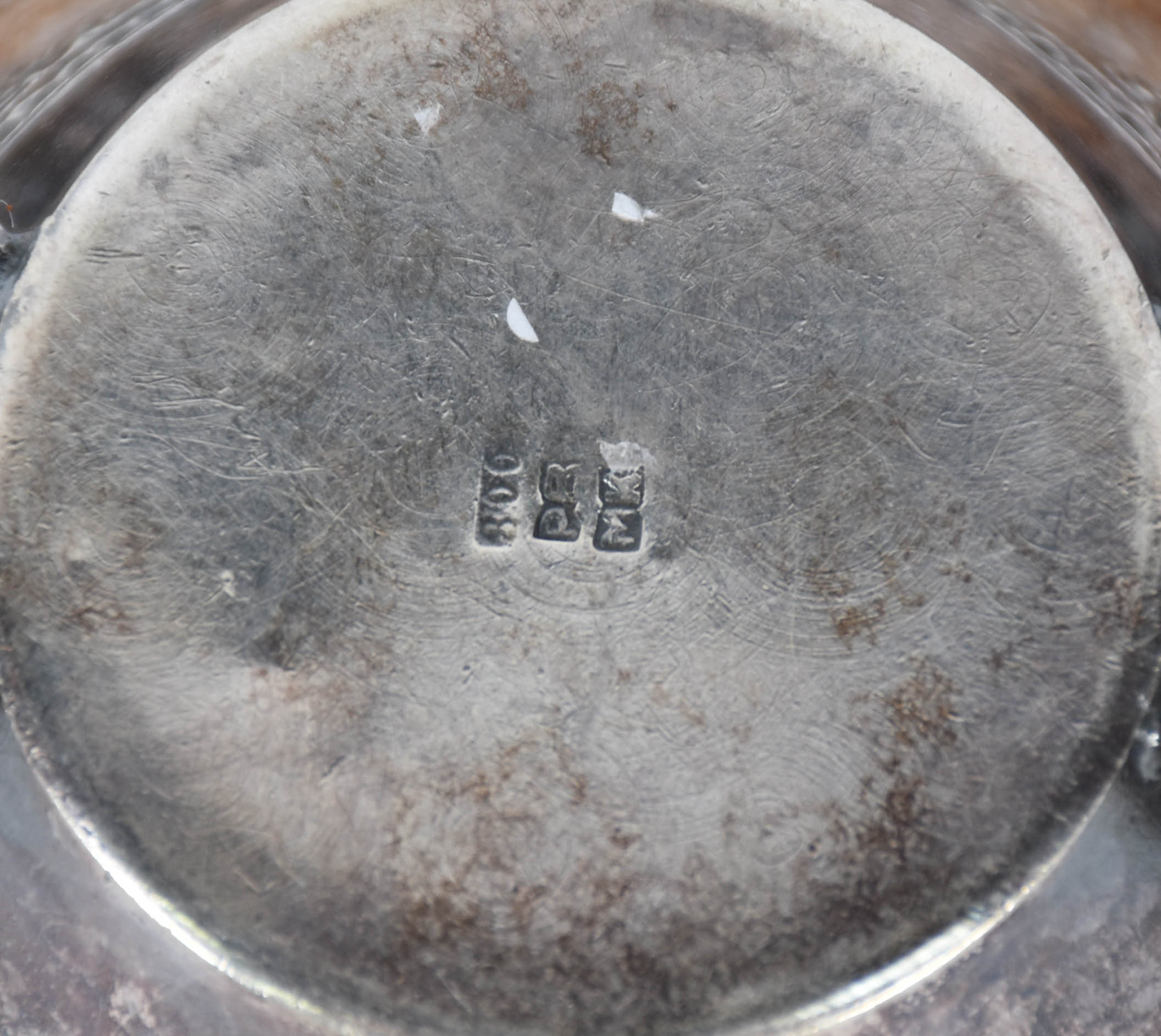Dois cinzeiros de prata contrastada, com moedas, para braços de sofá... - foto 7 de 8