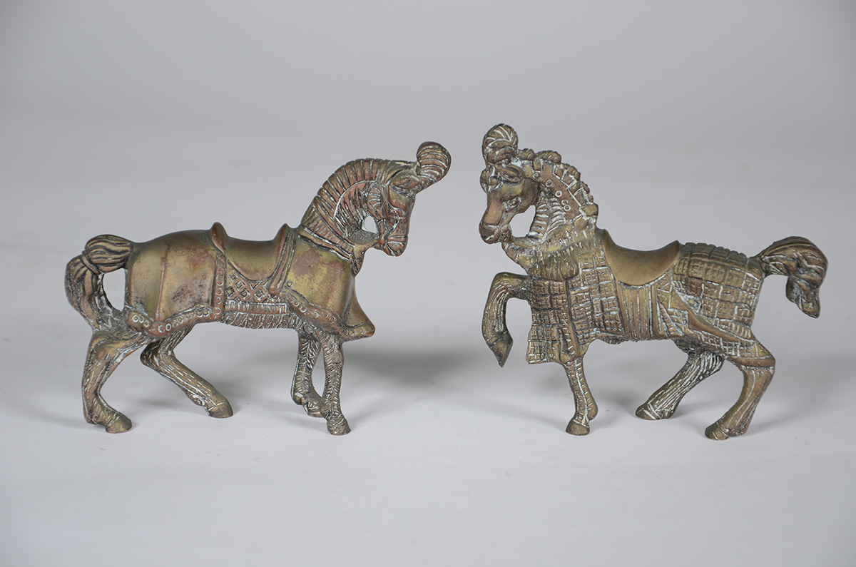Par de cavalos em bronze. Altura: 11 cm - foto 1 de 2