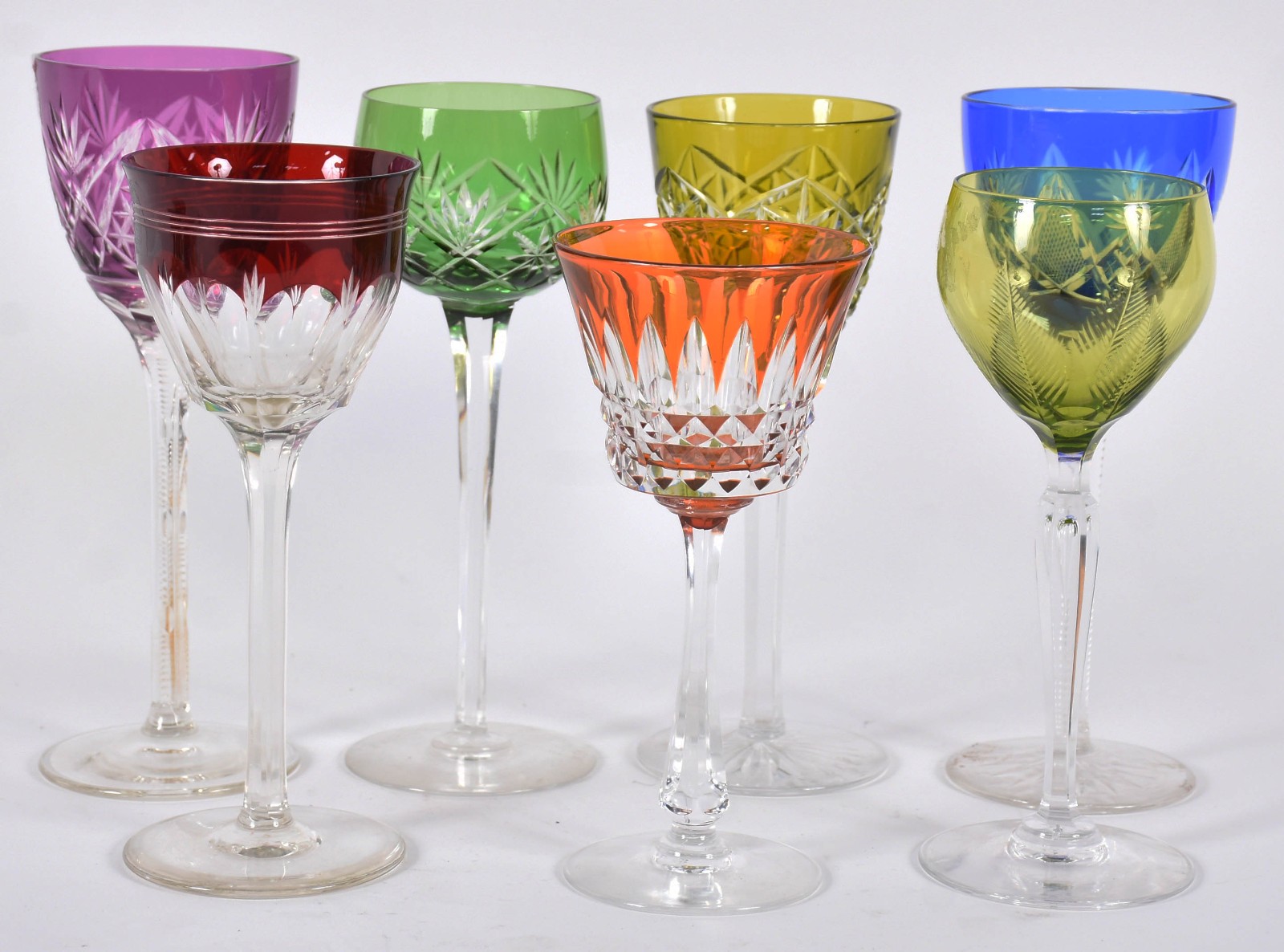 Sete taças de pé alto para vinho de cristal lapidado em diferentes... - foto 2 de 3