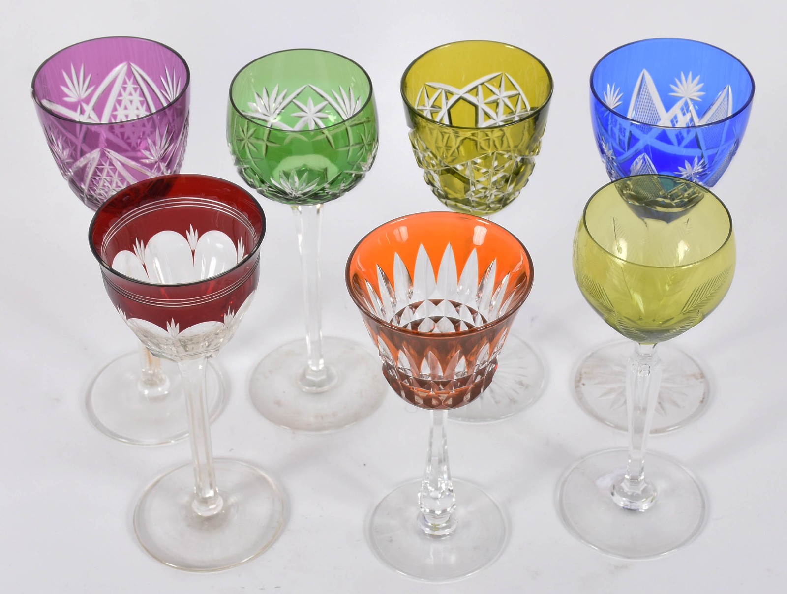 Sete taças de pé alto para vinho de cristal lapidado em diferentes... - foto 3 de 3