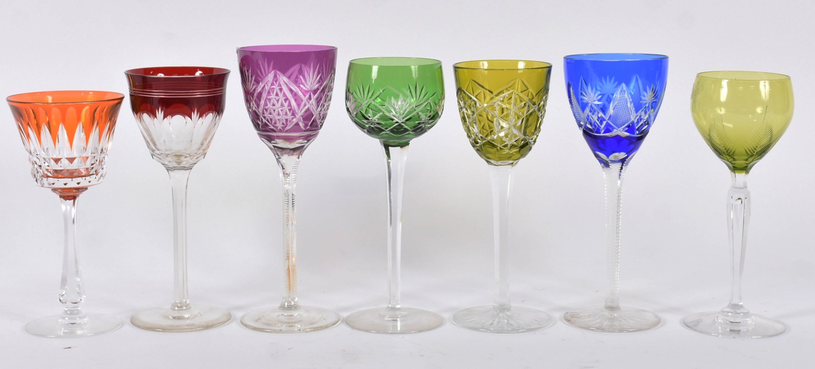 Sete taças de pé alto para vinho de cristal lapidado em diferentes... - foto 1 de 3
