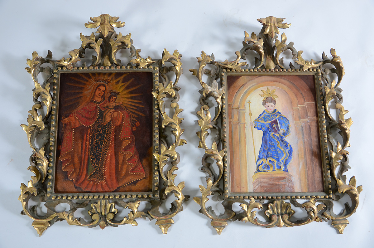 Par de quadros com motivos religiosos e molduras entalhadas e...