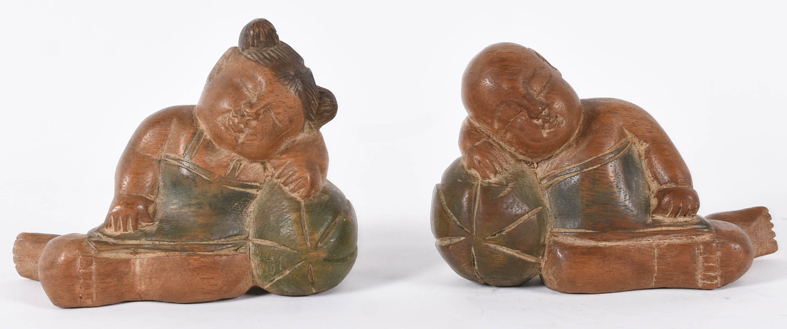 Duas esculturas de madeira representando menina e menino chineses. - foto 1 de 4